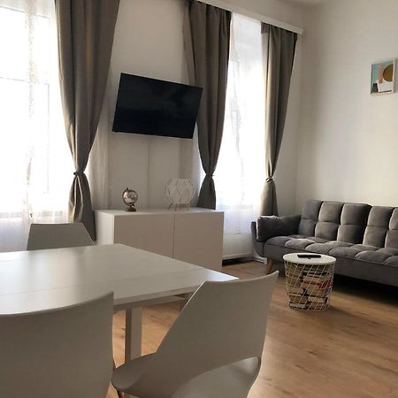 Central Apartment Near Subway Station 2 Wina Bagian luar foto