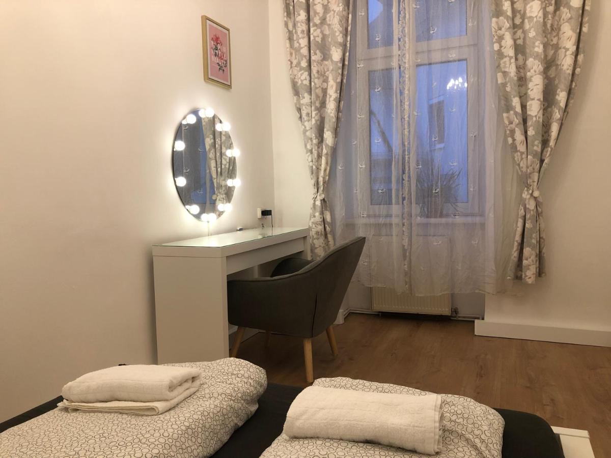 Central Apartment Near Subway Station 2 Wina Bagian luar foto