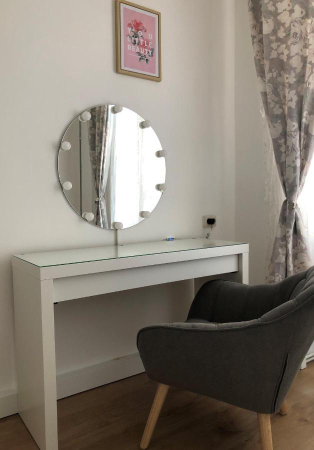 Central Apartment Near Subway Station 2 Wina Bagian luar foto