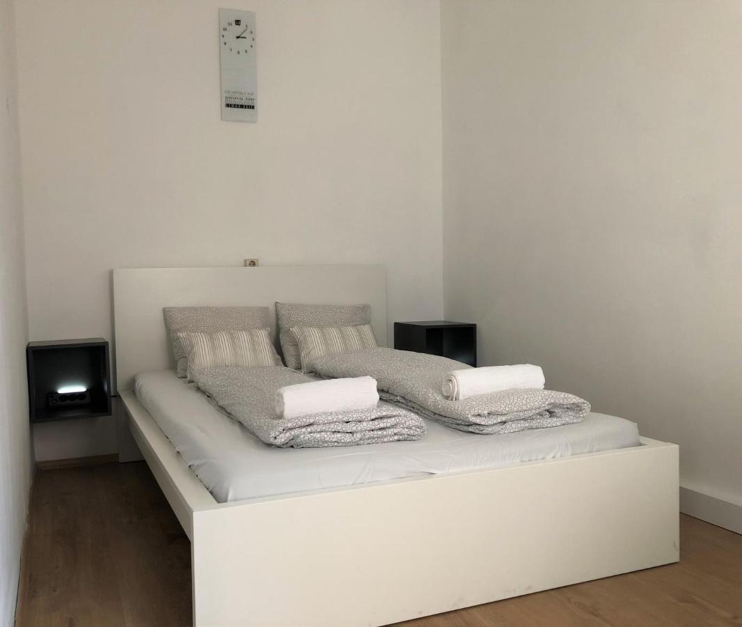 Central Apartment Near Subway Station 2 Wina Bagian luar foto