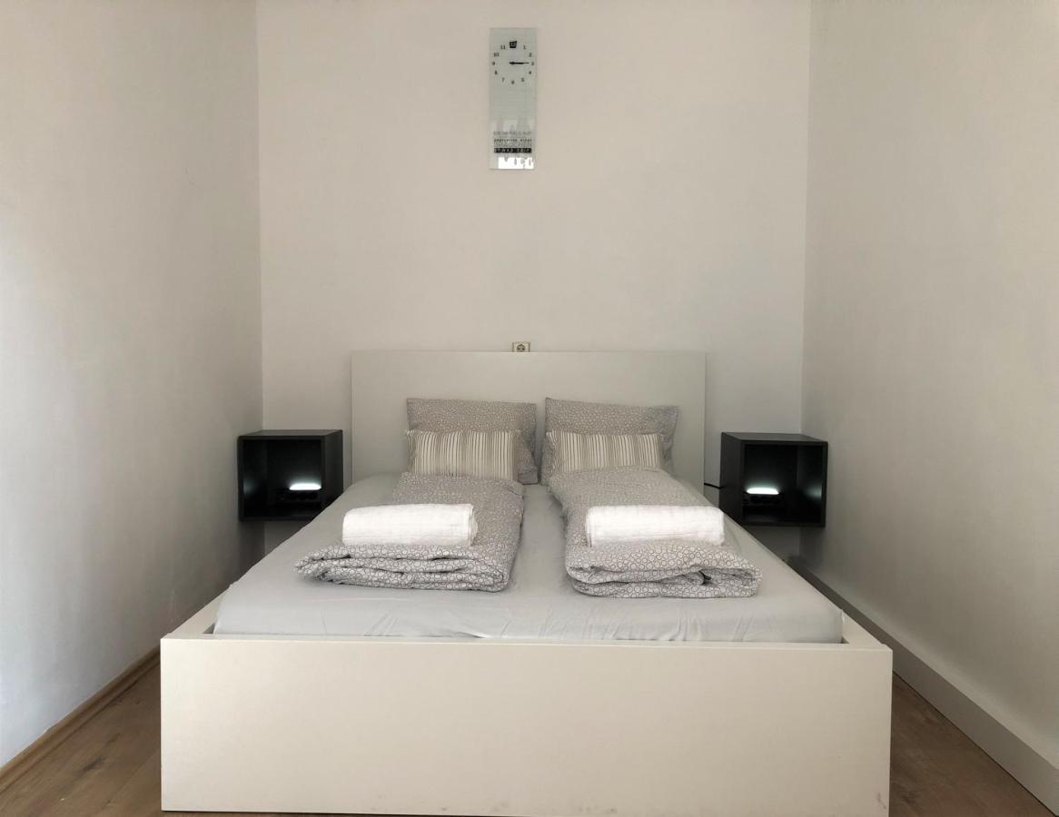 Central Apartment Near Subway Station 2 Wina Bagian luar foto