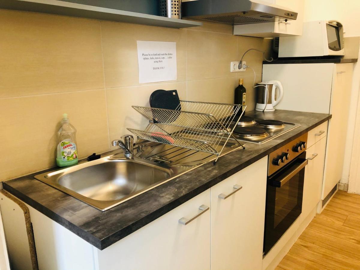 Central Apartment Near Subway Station 2 Wina Bagian luar foto