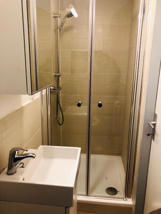 Central Apartment Near Subway Station 2 Wina Bagian luar foto